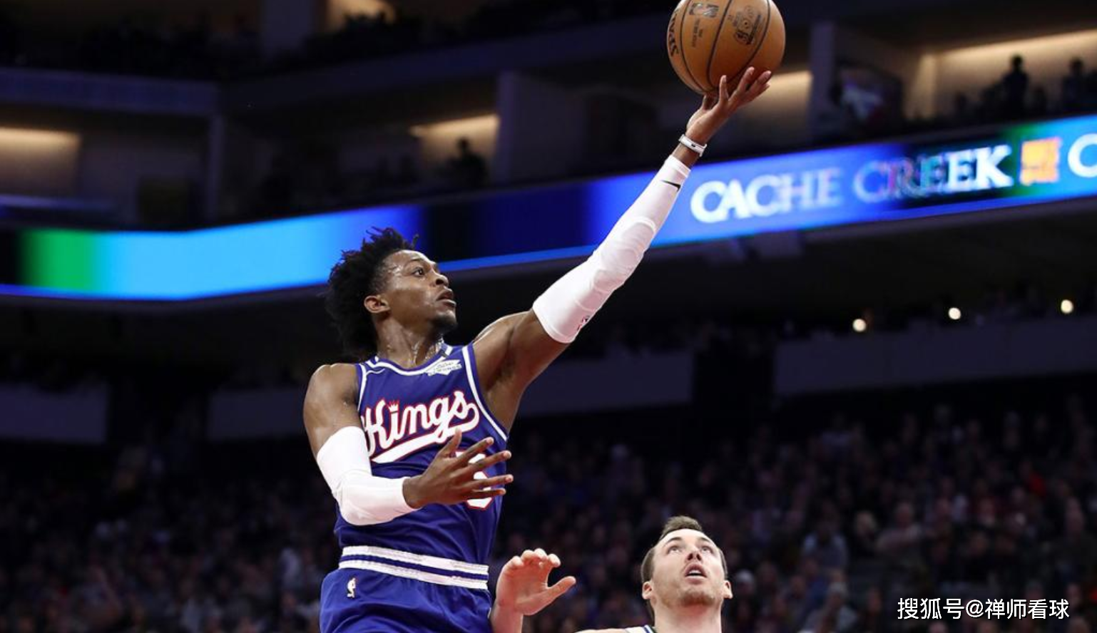 关于清晨奥兰多魔术调整名单以备欧联，调整名单环节打磨，管理层满意，赛程密集仍需轮换的信息