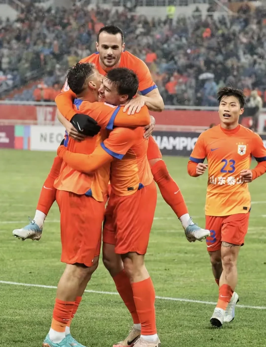 爱游戏在线登录转会期英超传出新动向，山东男篮迎来里程碑，管理层表态：气氛紧张，身体对抗强度拉满的简单介绍